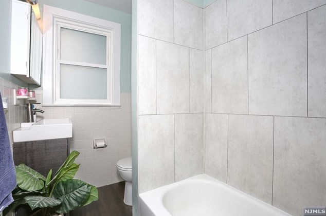 89 Harcourt Ave, Bergenfield NJ  07621-1952 exterior