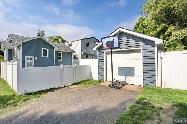 89 Harcourt Ave, Bergenfield NJ  07621-1952 exterior