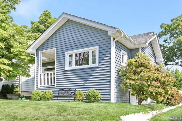 89 Harcourt Ave, Bergenfield NJ  07621-1952 exterior