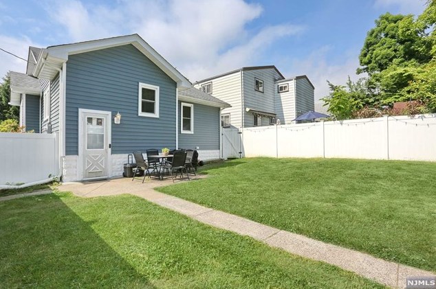 89 Harcourt Ave, Bergenfield NJ  07621-1952 exterior