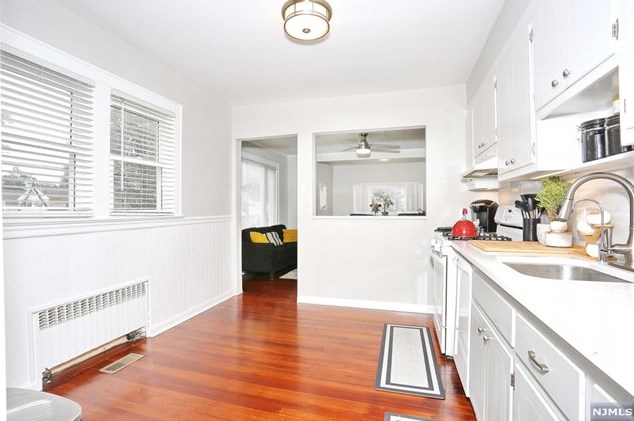 89 Harcourt Ave, Bergenfield NJ  07621-1952 exterior