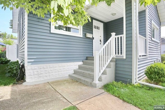 89 Harcourt Ave, Bergenfield NJ  07621-1952 exterior