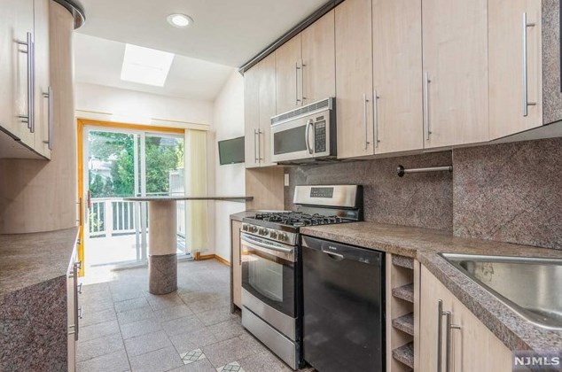 27 Oakdale Ave, Millburn NJ  07041-1912 exterior