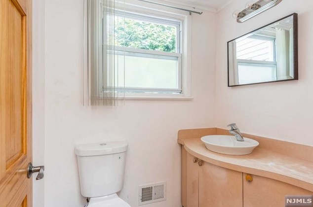 27 Oakdale Ave, Millburn NJ  07041-1912 exterior