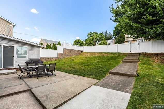 290 Orient Way, Lyndhurst NJ 07071-1617 exterior