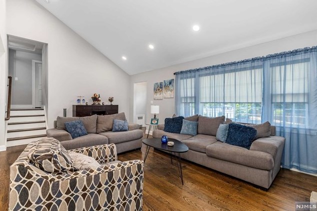 290 Orient Way, Lyndhurst NJ 07071-1617 exterior