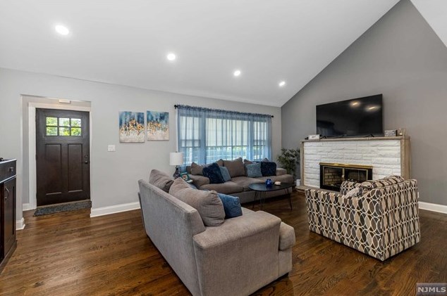 290 Orient Way, Lyndhurst NJ 07071-1617 exterior