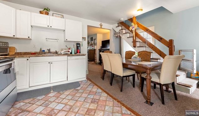 71 Main St, Clinton NJ 08809-1328 exterior