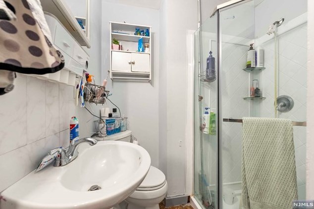 71 Main St, Clinton NJ 08809-1328 exterior