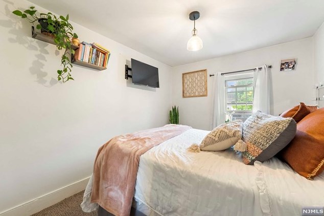 71 Main St, Clinton NJ 08809-1328 exterior