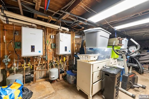 71 Main St, Clinton NJ 08809-1328 exterior