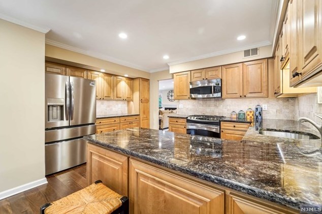 16 Romopock Ct, Mahwah NJ  07430-2235 exterior