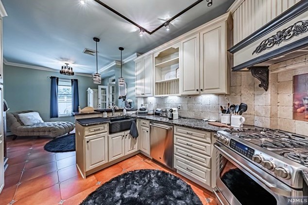 308 Demarest Ave, Closter NJ 07624-2514 exterior