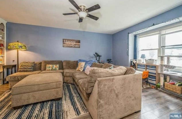 72 Vlg Dr, Hardyston NJ 07419-1134 exterior