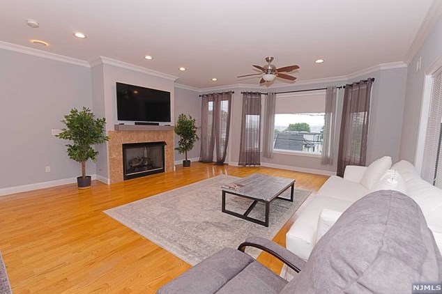 592 Undercliff Ave, Edgewater NJ  07020-1457 exterior