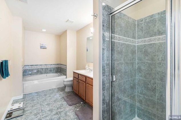 251 Riverwalk Way, Clifton NJ 07014-1736 exterior