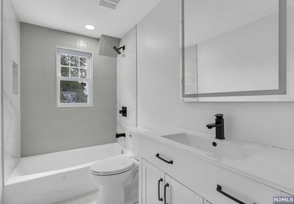 15 John Pl, Bergenfield NJ 07621-3316 exterior