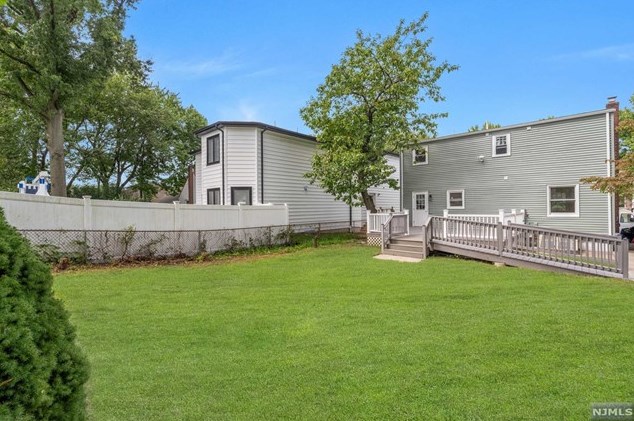 15 John Pl, Bergenfield NJ 07621-3316 exterior