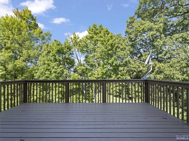 81 Bracken Hl Rd, Hardyston NJ 07419-1276 exterior