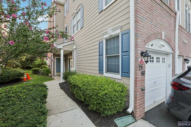 80 Lydia Dr, West New York NJ  07093-8368 exterior