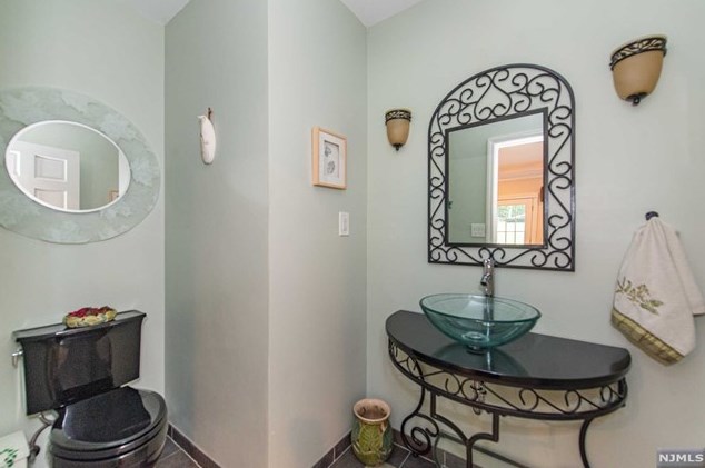 73 Glenmere Ter, Mahwah NJ 07430-2812 exterior