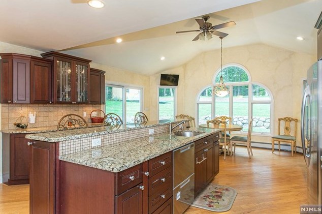 73 Glenmere Ter, Mahwah NJ 07430-2812 exterior