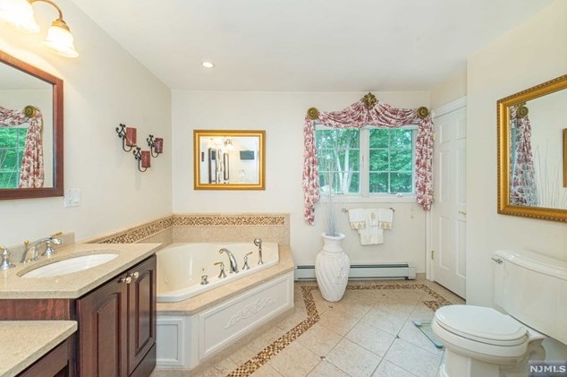 73 Glenmere Ter, Mahwah NJ 07430-2812 exterior