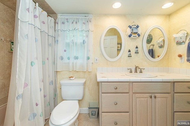 73 Glenmere Ter, Mahwah NJ 07430-2812 exterior