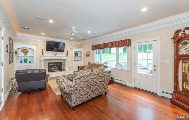 73 Glenmere Ter, Mahwah NJ 07430-2812 exterior