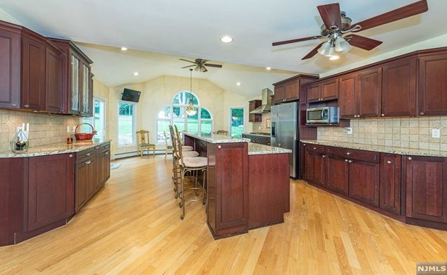 73 Glenmere Ter, Mahwah NJ 07430-2812 exterior