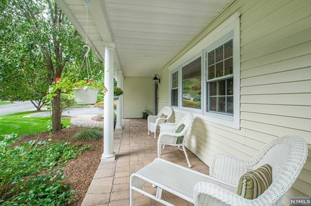 73 Glenmere Ter, Mahwah NJ 07430-2812 exterior