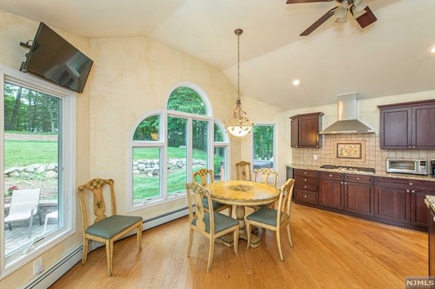 73 Glenmere Ter, Mahwah NJ 07430-2812 exterior