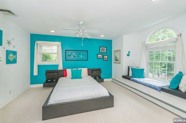 73 Glenmere Ter, Mahwah NJ 07430-2812 exterior