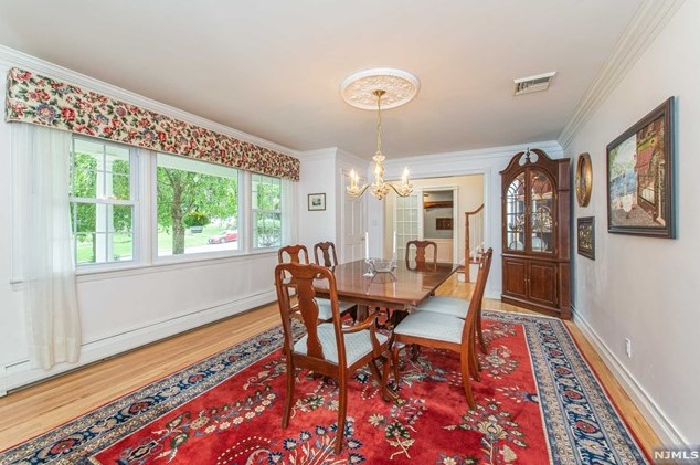 73 Glenmere Ter, Mahwah NJ 07430-2812 exterior