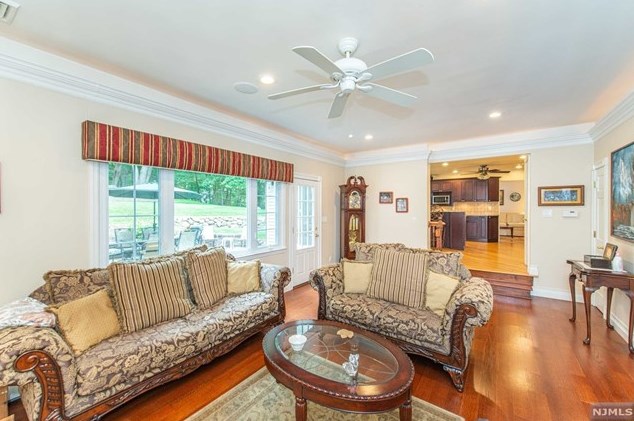 73 Glenmere Ter, Mahwah NJ 07430-2812 exterior