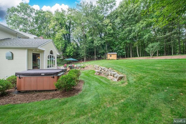 73 Glenmere Ter, Mahwah NJ 07430-2812 exterior