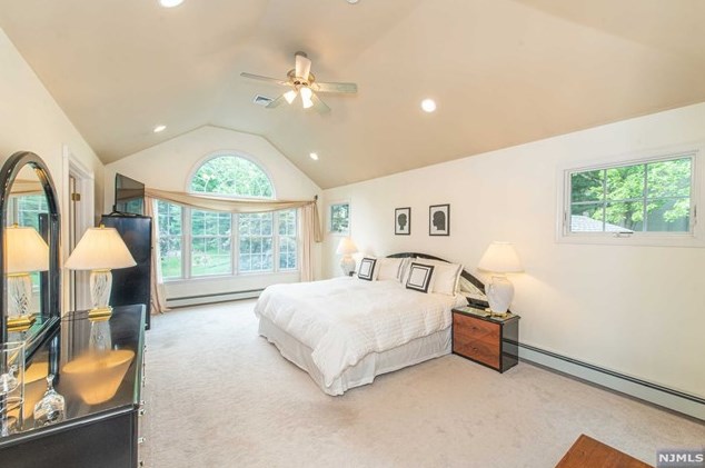 73 Glenmere Ter, Mahwah NJ 07430-2812 exterior