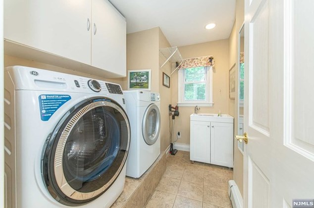 73 Glenmere Ter, Mahwah NJ 07430-2812 exterior