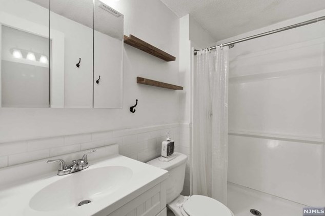 10 Tall Oaks Dr, Hardyston NJ 07419-2022 exterior