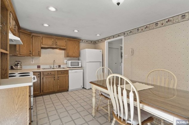 10 Tall Oaks Dr, Hardyston NJ 07419-2022 exterior