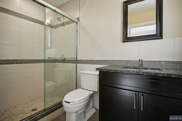 418 Columbia Ave, Cliffside Park NJ 07010-3018 exterior