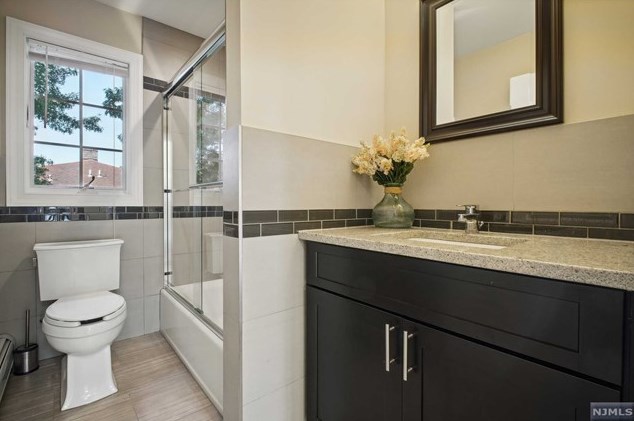 418 Columbia Ave, Cliffside Park NJ 07010-3018 exterior