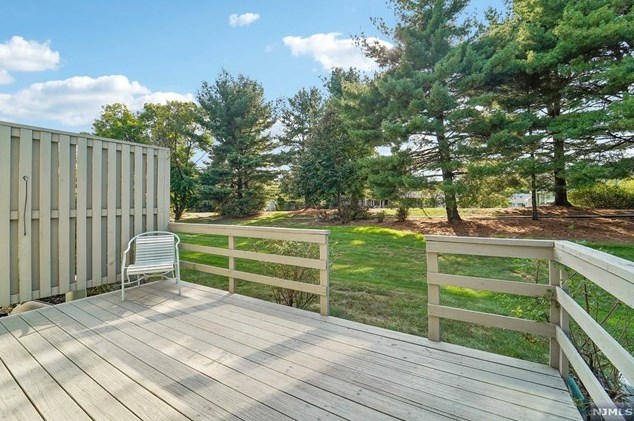 32 Erskine Ct, Mahwah NJ 07430-2014 exterior