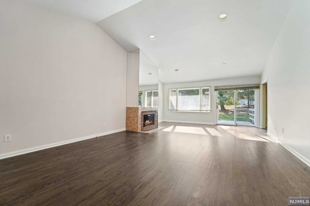 32 Erskine Ct, Mahwah NJ 07430-2014 exterior