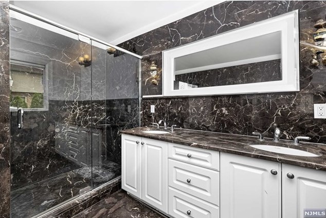 121 Grove St, Elmwood Park, NJ 07407