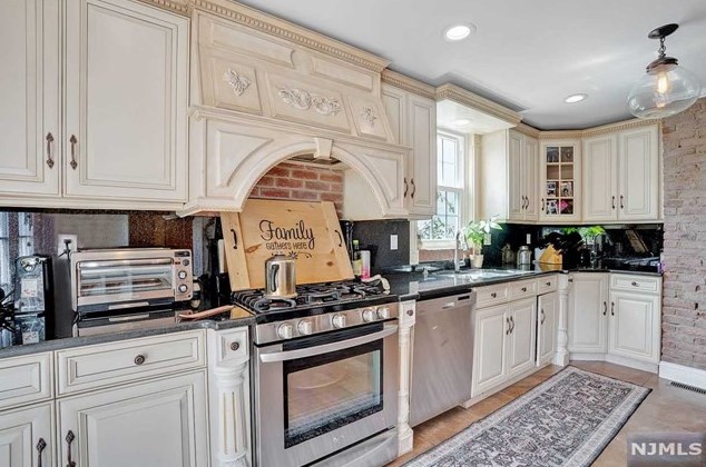 228 Orient Way, Lyndhurst NJ  07071-1636 exterior