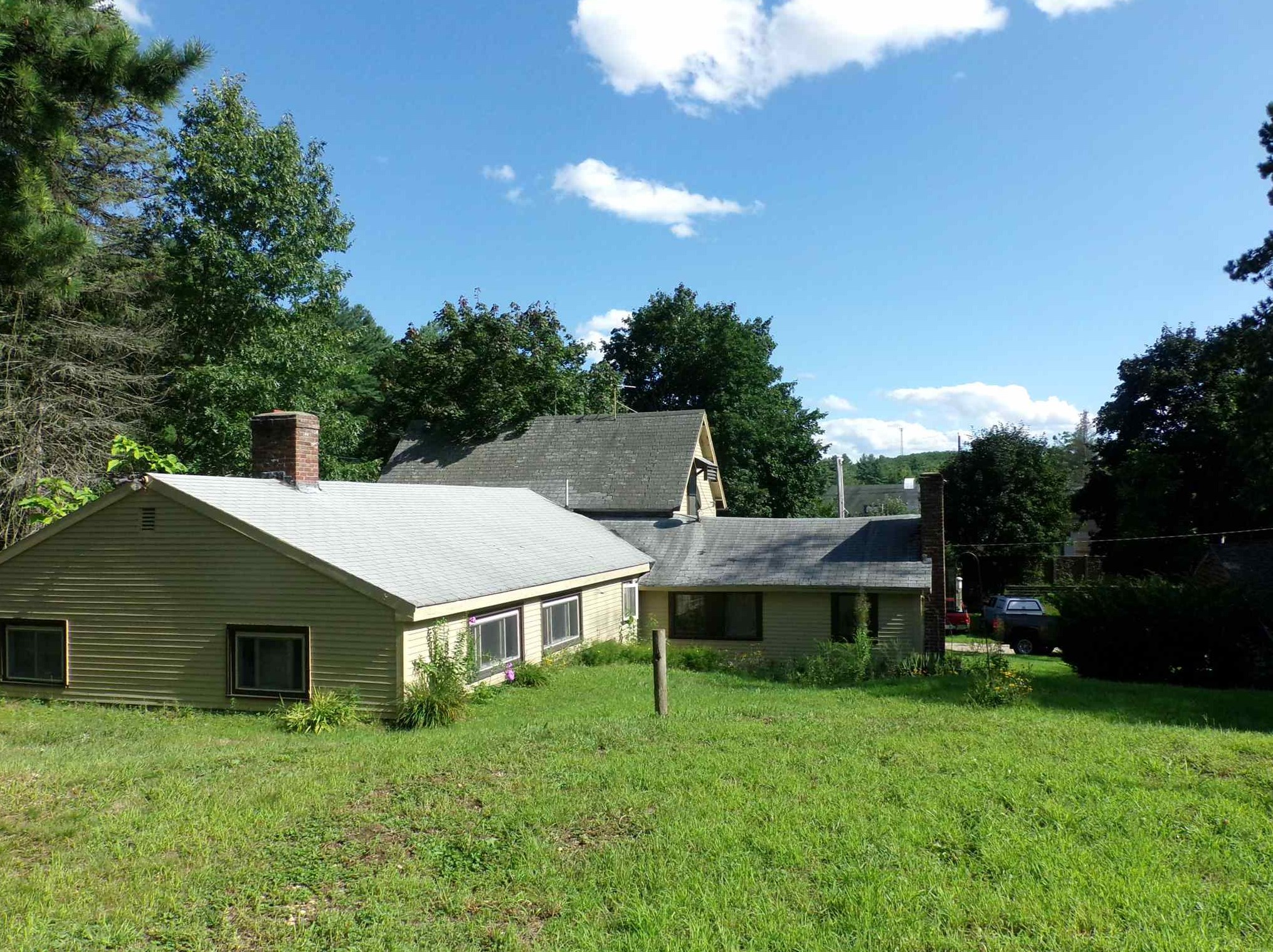 1562 Hooksett Rd, Manchester NH 03106-1008 exterior