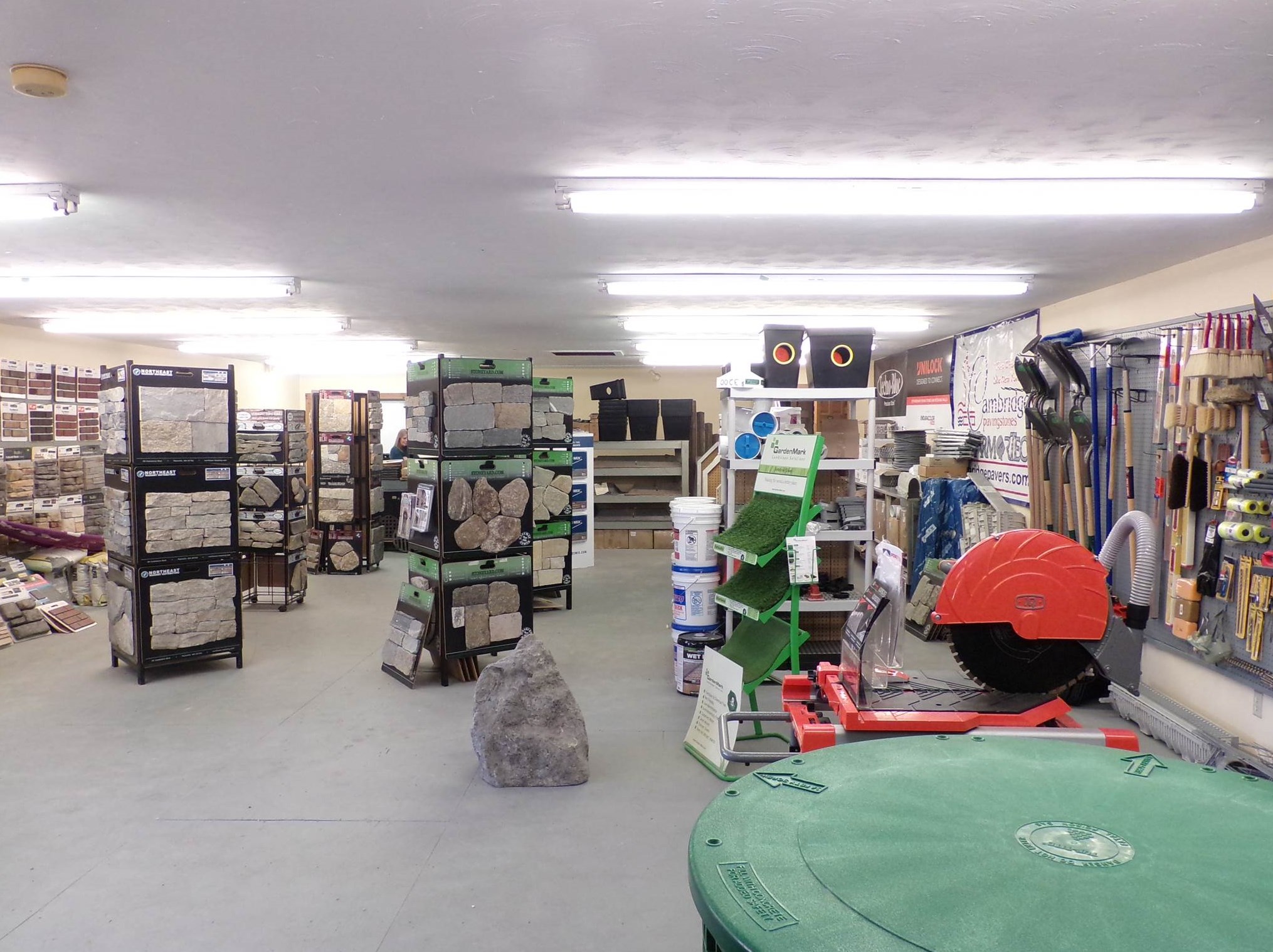 1562 Hooksett Rd, Manchester NH 03106-1008 exterior