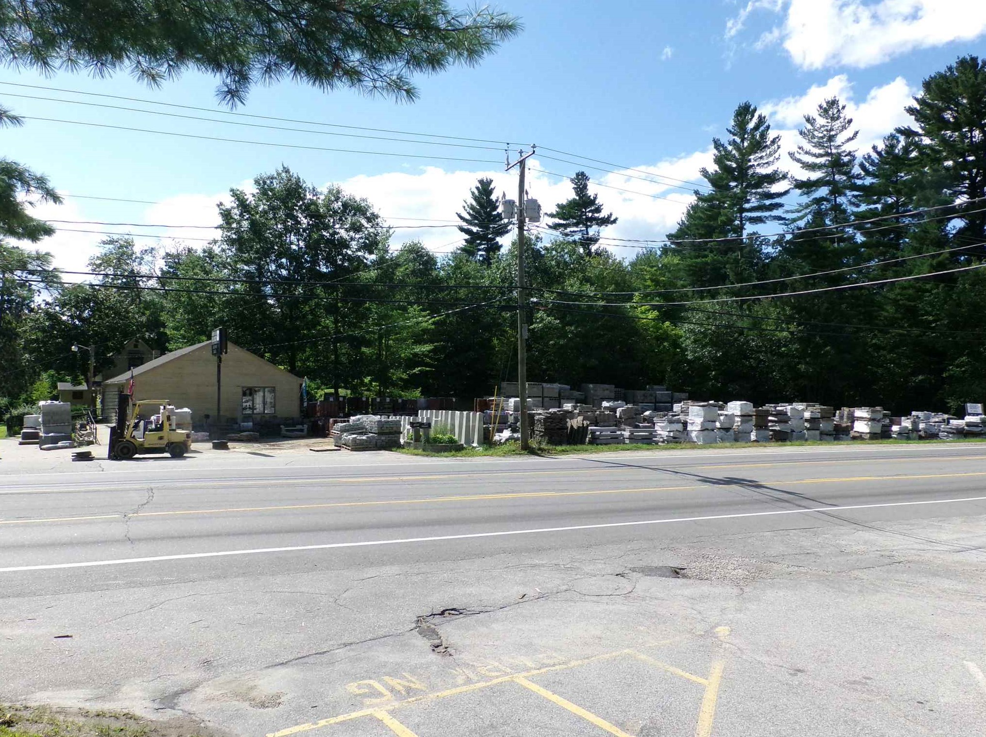 1562 Hooksett Rd, Manchester NH 03106-1008 exterior