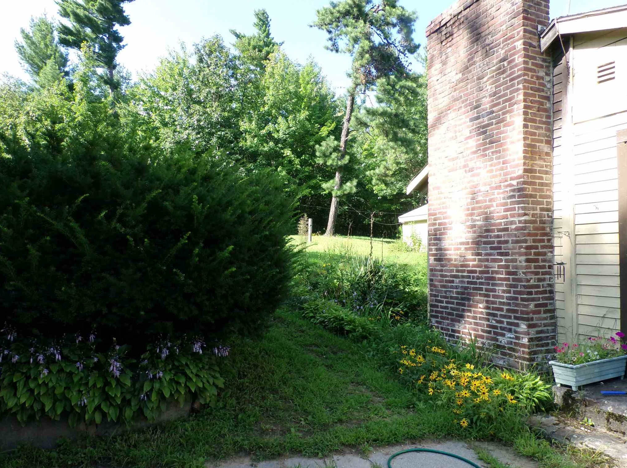 1562 Hooksett Rd, Manchester NH 03106-1008 exterior